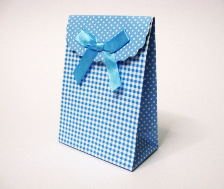 Stabile Geschenktasche aus Pappe Blau kariert mit weißen Punkten